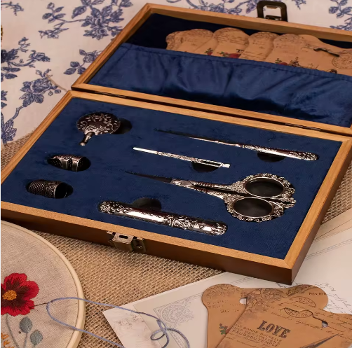 Coffret de 30 ciseaux vintage en acier inoxydable pour broderie, idéal pour les tailleurs et couturières professionnelles. Coffret cadeau. - View 5