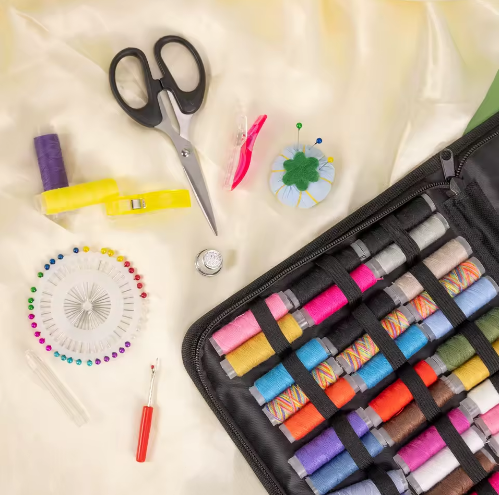 Kit de couture DIY MINI pour loisirs créatifs, comprenant des accessoires de couture circulaires en plastique, le tout emballé dans un sachet. - View 3