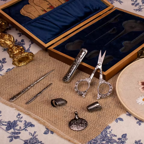 Coffret de 30 ciseaux vintage en acier inoxydable pour broderie, idéal pour les tailleurs et couturières professionnelles. Coffret cadeau. - View 2